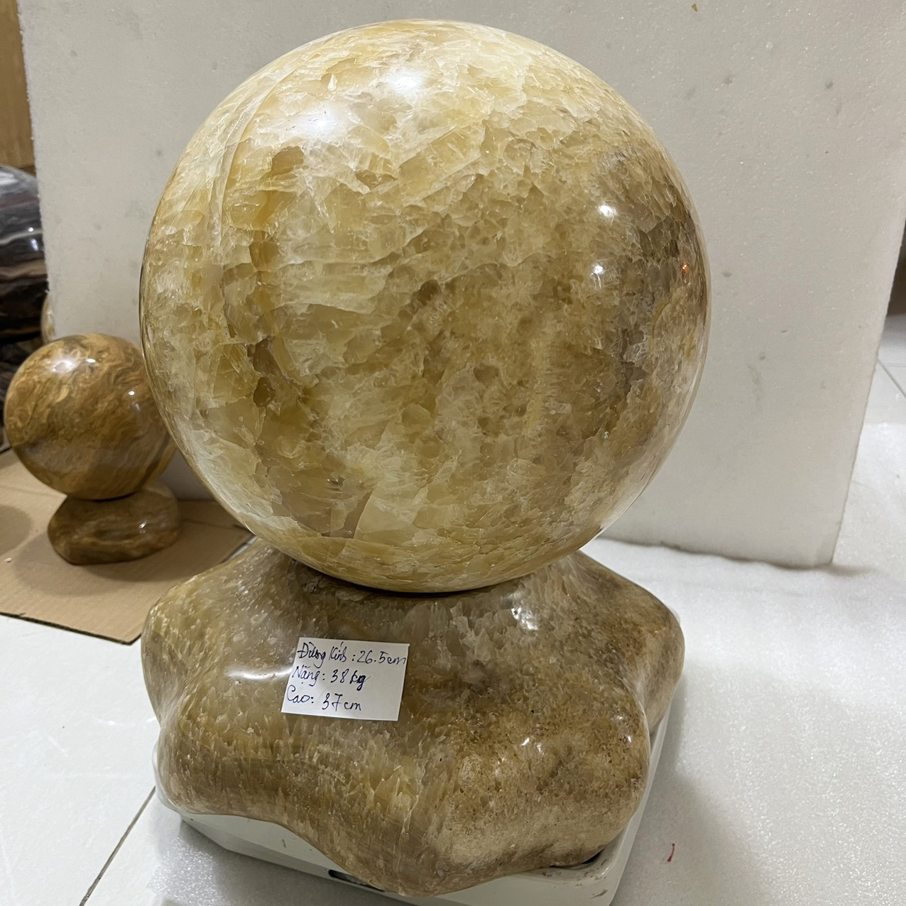 Cầu bi đá phong thủy đường kính 27cm, cân nặng hơn 40 kg màu vàng tinh thể trong như mật cho người mệnh Kim và Thổ