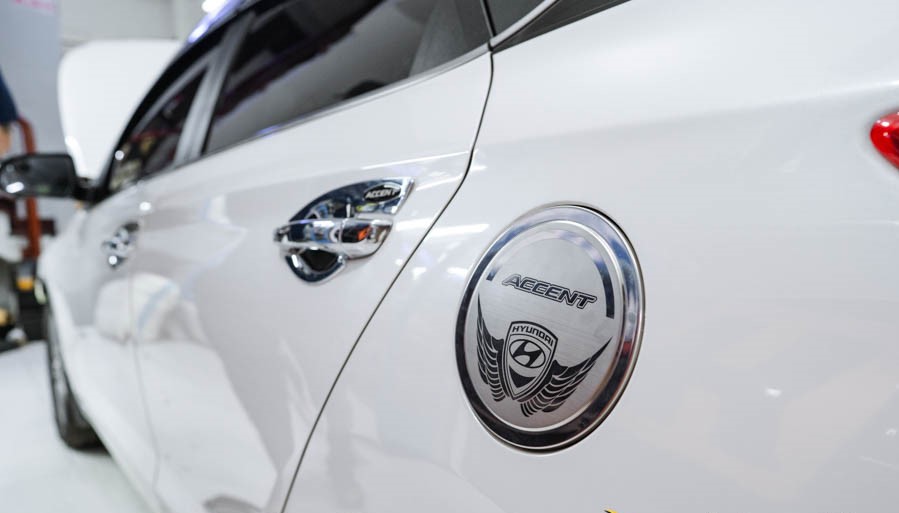 Ốp INOX nắp bình xăng HYUNDAI Accent 2018