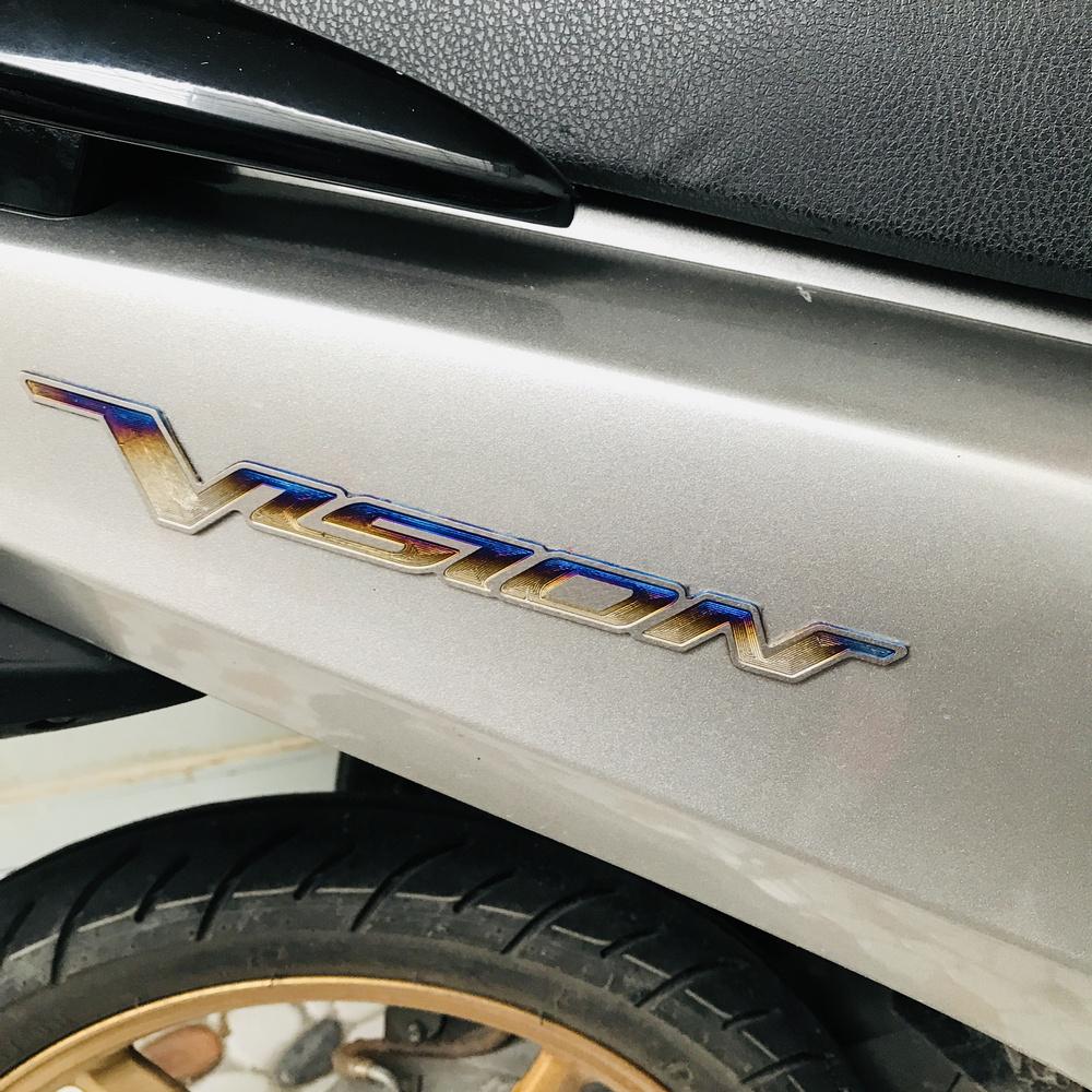 [ĐẸP NHƯ ĐIÊU THUYỀN] TEM CHỮ VISION TRANG TRÍ XE ĐỈNH CỦA ĐỈNH (TITAN 100% 2 CHỮ)