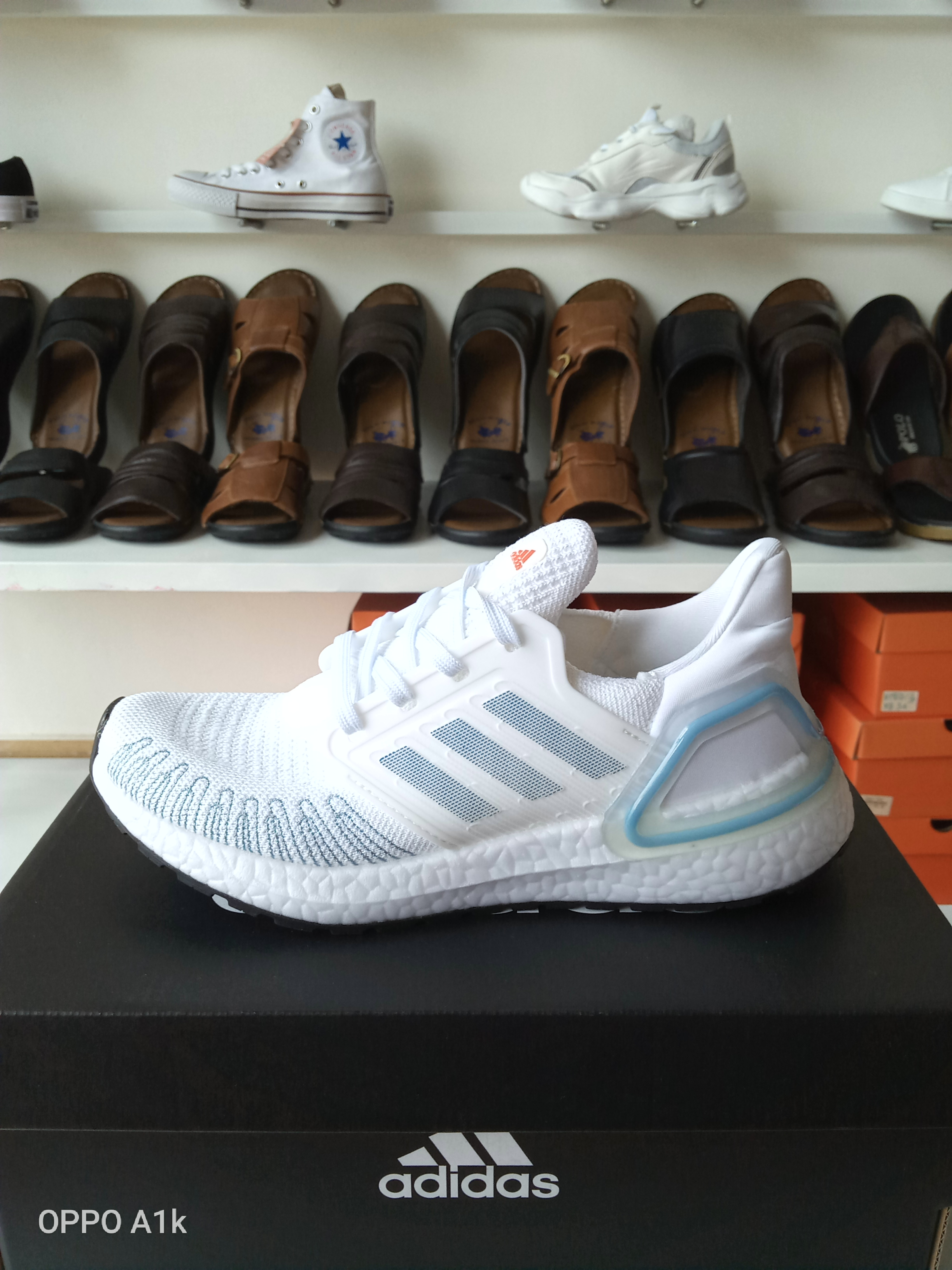 Giày Sneaker Ultraboost 6.0 trắng