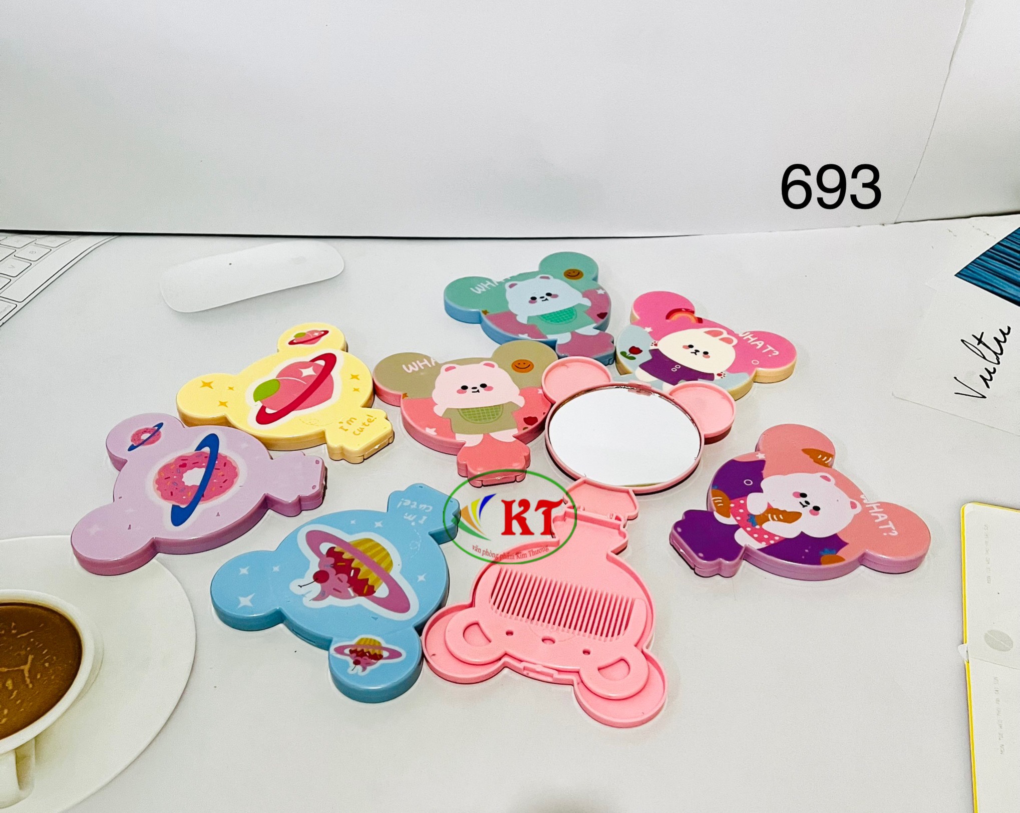 Gương  mini kèm lược đủ hình ( giao màu ngẫu nhiên)