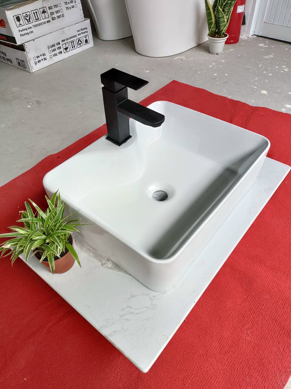 Combo bàn đá và lavabo. Giá gốc 3900000đ.