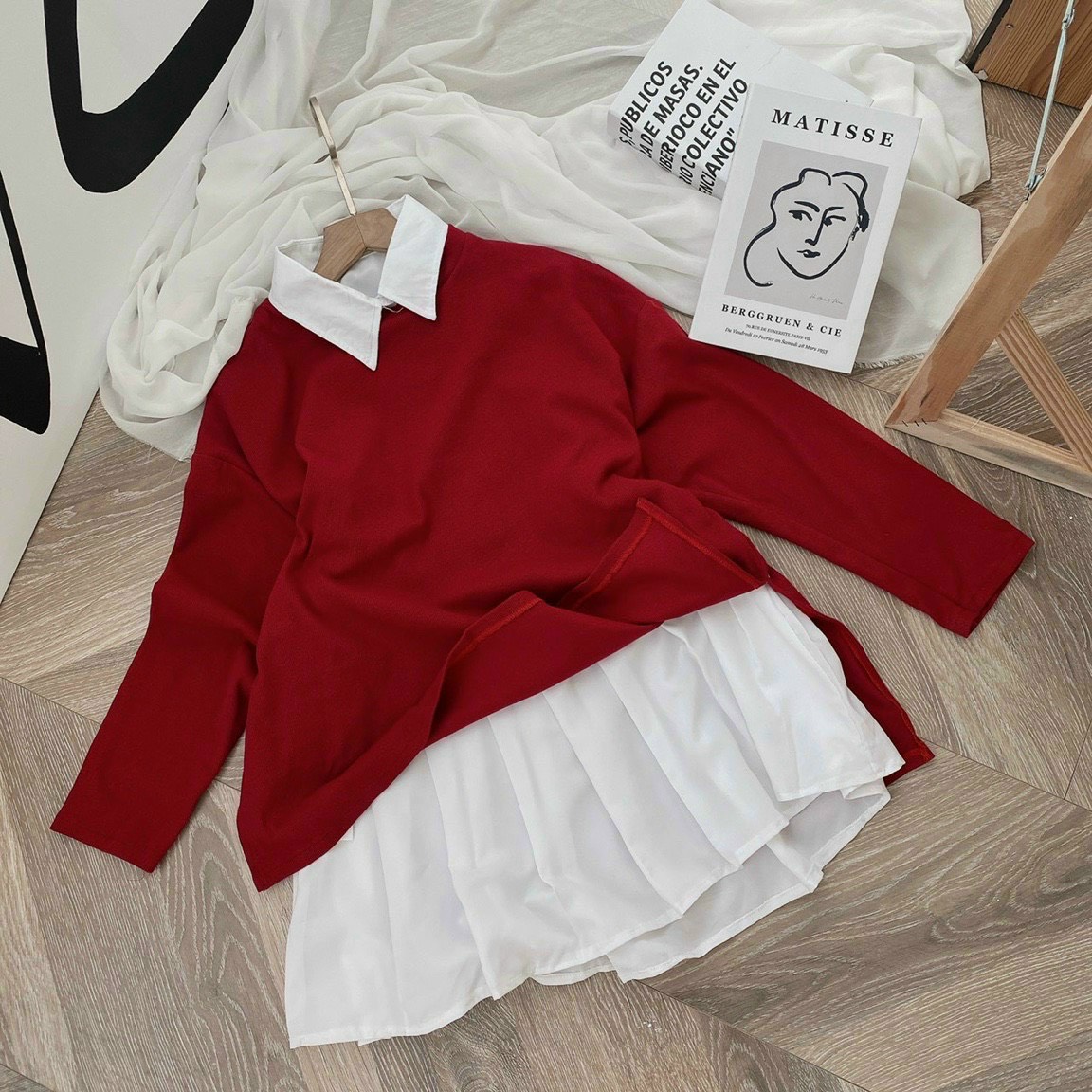 Set đầm sơ mi trắng kèm khoác áo đỏ