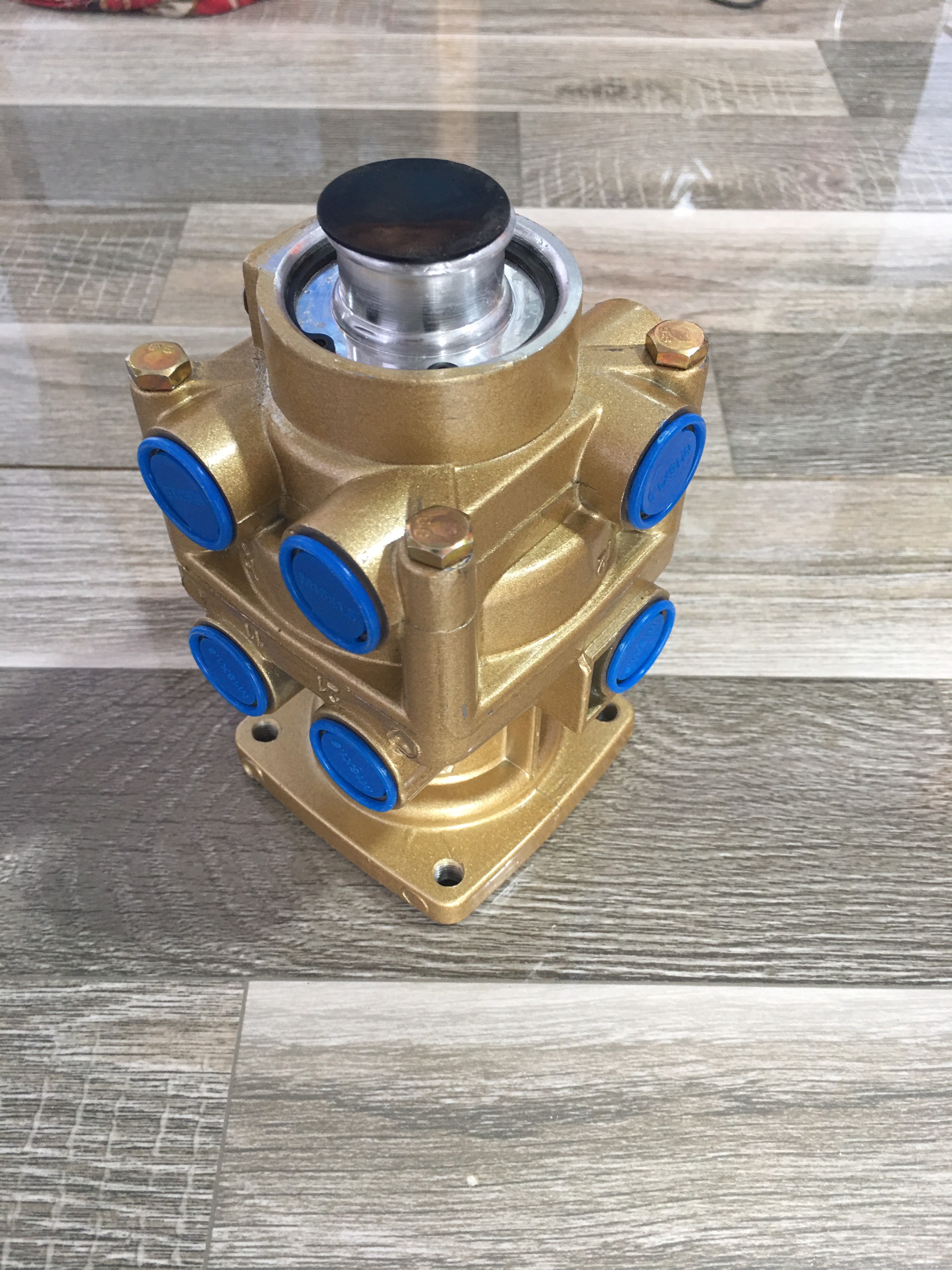 Tổng phanh hơi 6 lỗ EQ153 vàng Rin