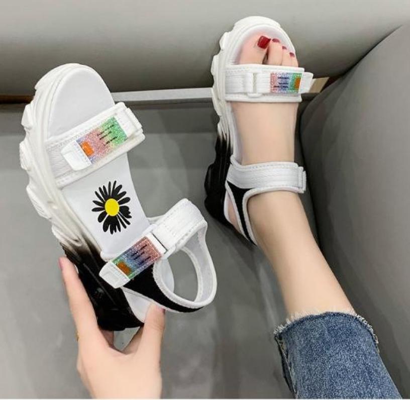 Dép quai hậu, sandal đế cao, họa tiết hoa cúc, trẻ trung phong cách, fullsize mã QHCUC2 giá rẻ