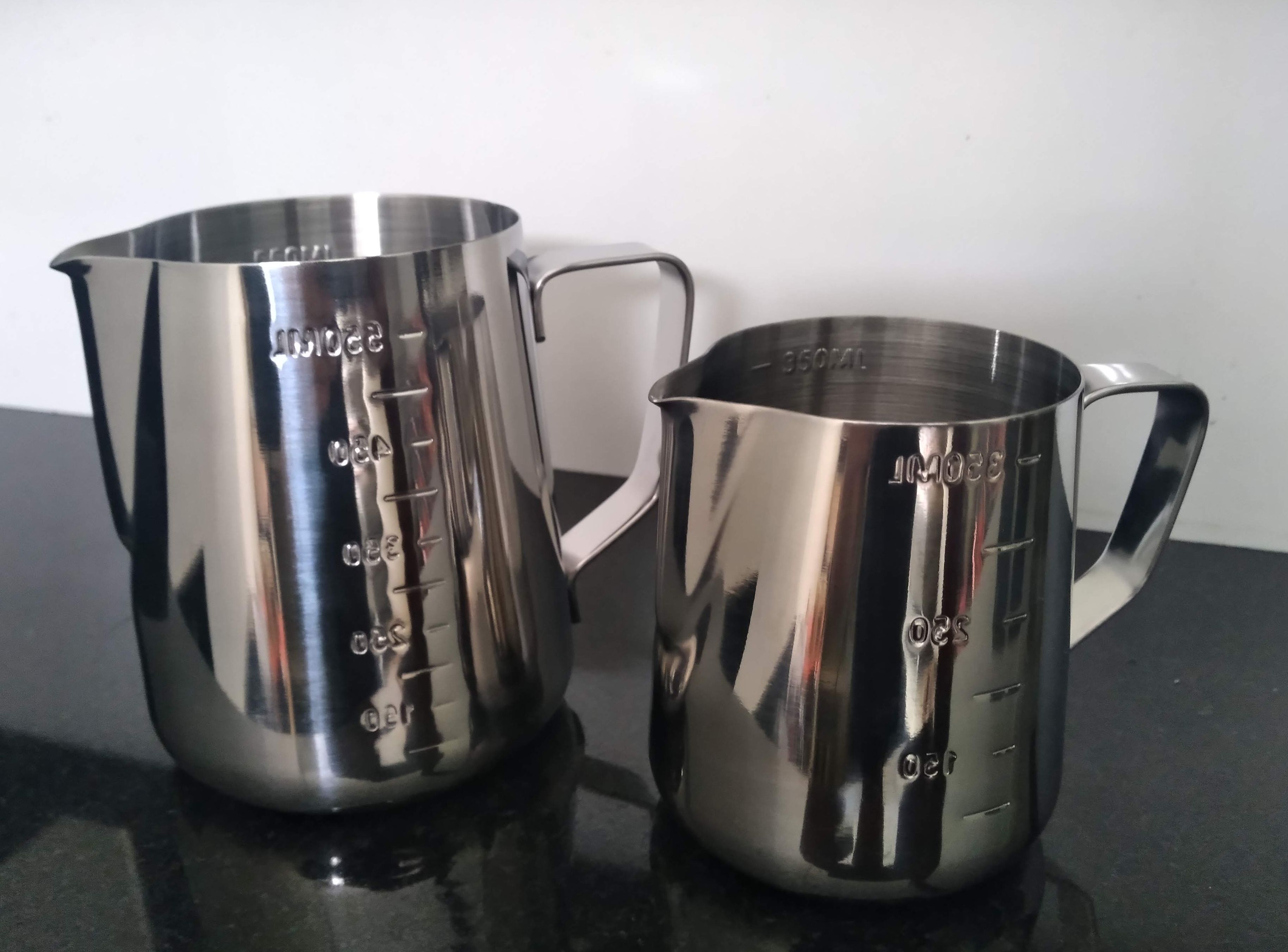 Ca đánh sữa inox (có vạch chia) 350ml - 550ml