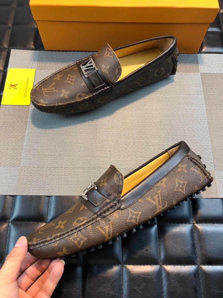 Giầy lười in hình LLVV nâu vàng nam