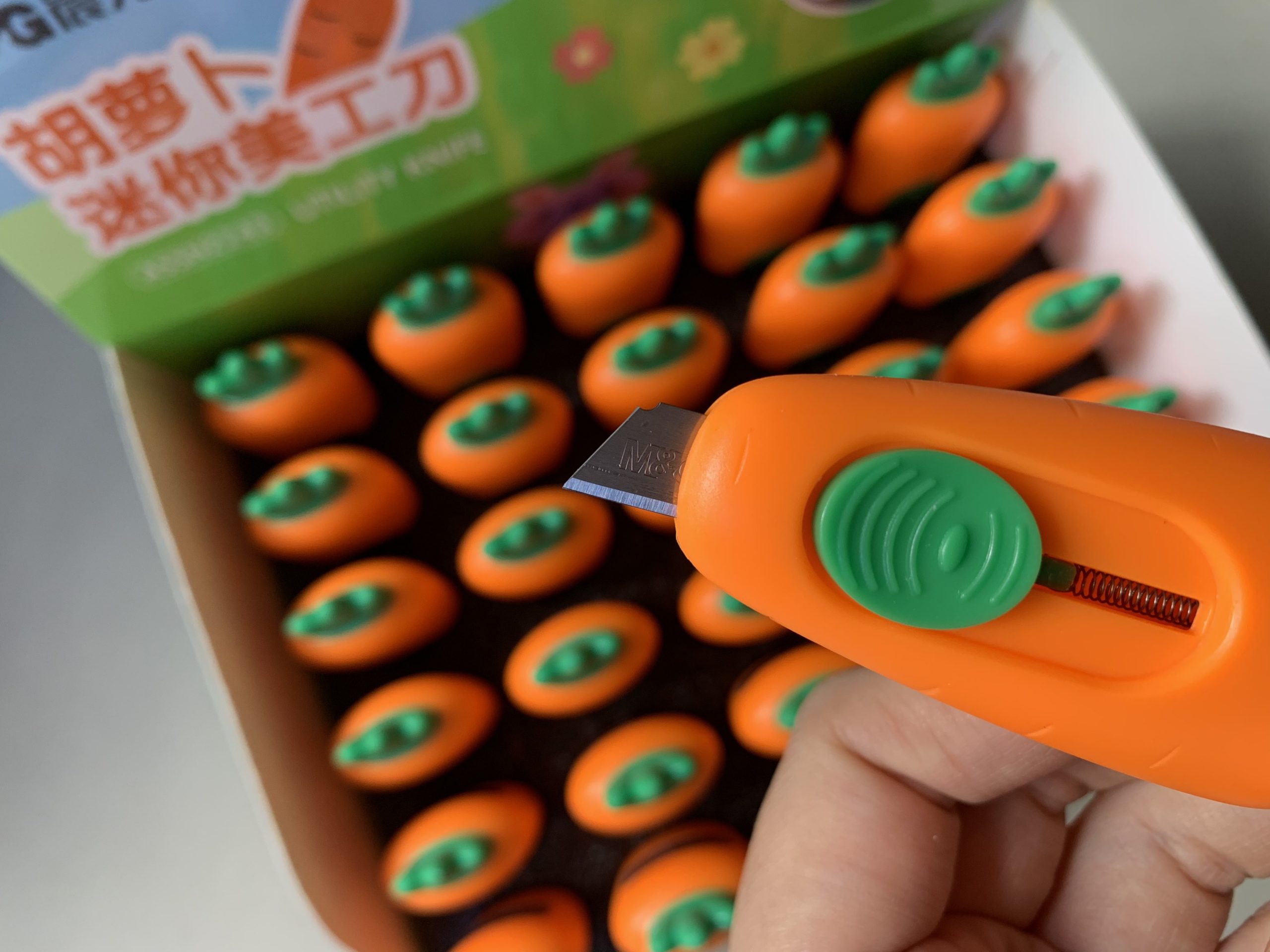 Dao rọc giấy hình củ Cà Rốt M&G xinh xắn, nhỏ nhắn và tinh tế
