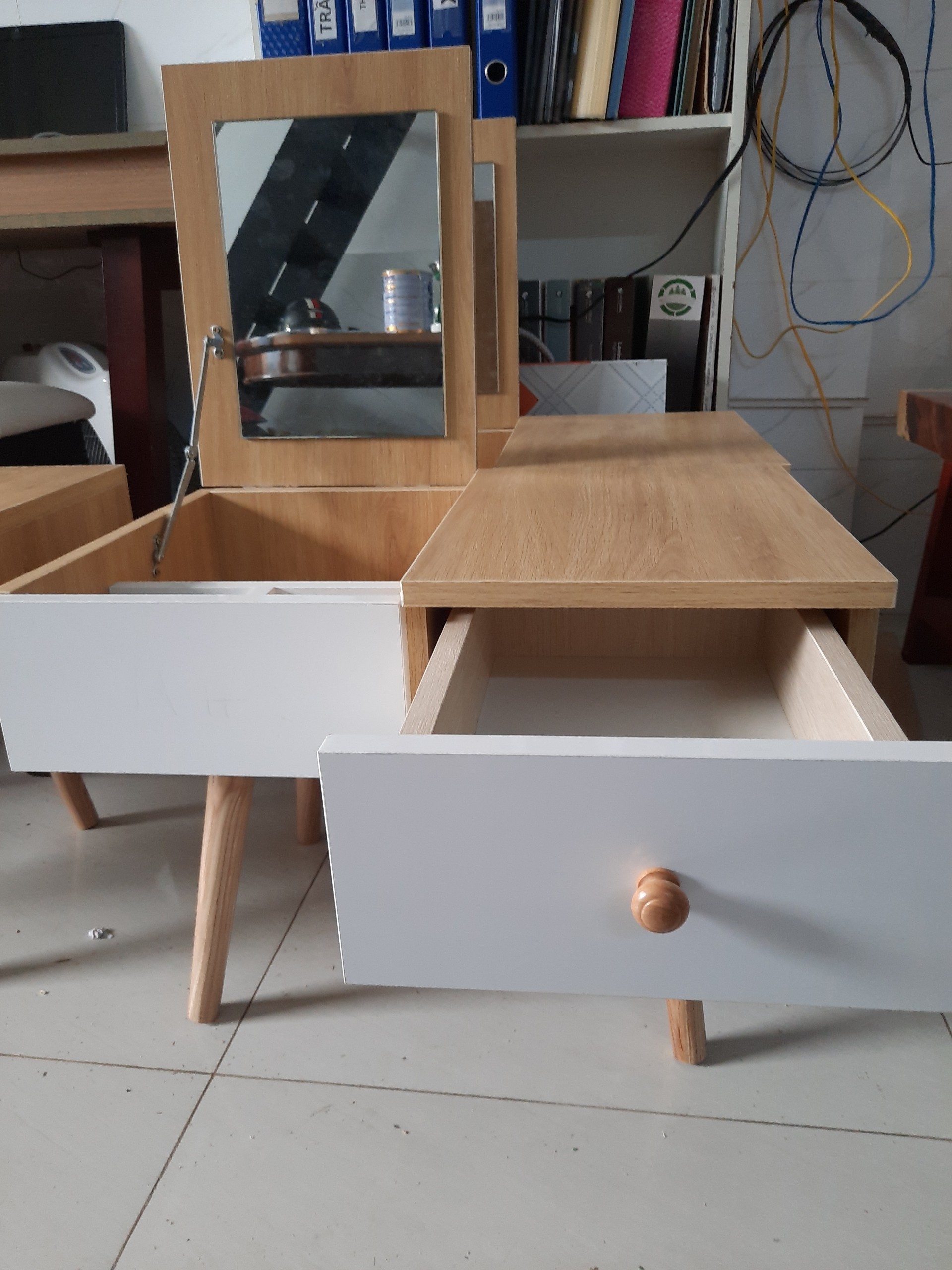 Bàn trang điểm mini hiện đại