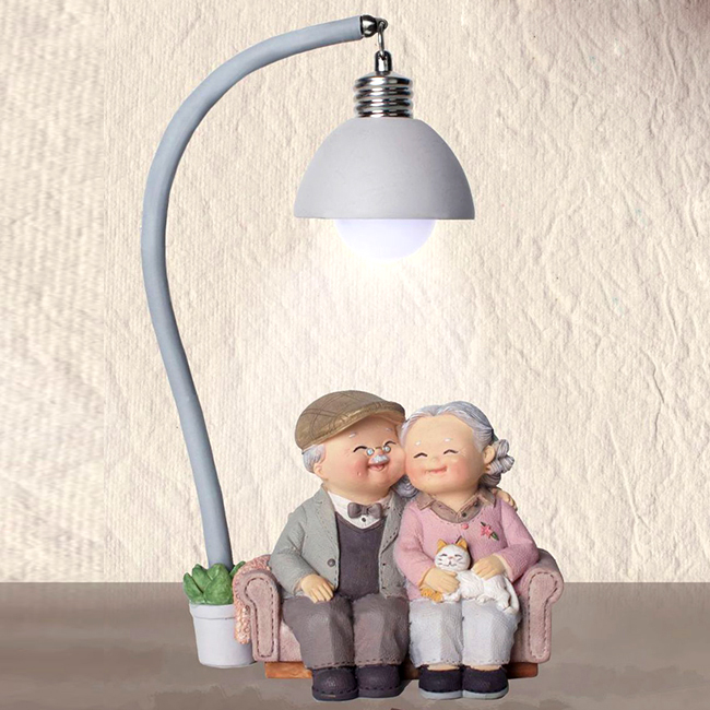 Tượng ông bà lão ôm mèo hạnh phúc dưới đèn, tượng trang trí để bàn, Đồ lưu niệm, Quà tặng dễ thương