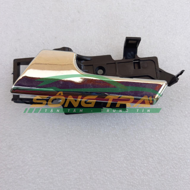 Tay mở cửa trong daewoo gentra phía sau bên trái