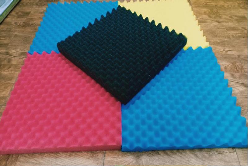 20 Tấm mút tiêu âm hình trứng .màu đỏ vàng xanh đen-kt 50 x 50cm dày 3cm. Mã981929926 (Được chọn màu)