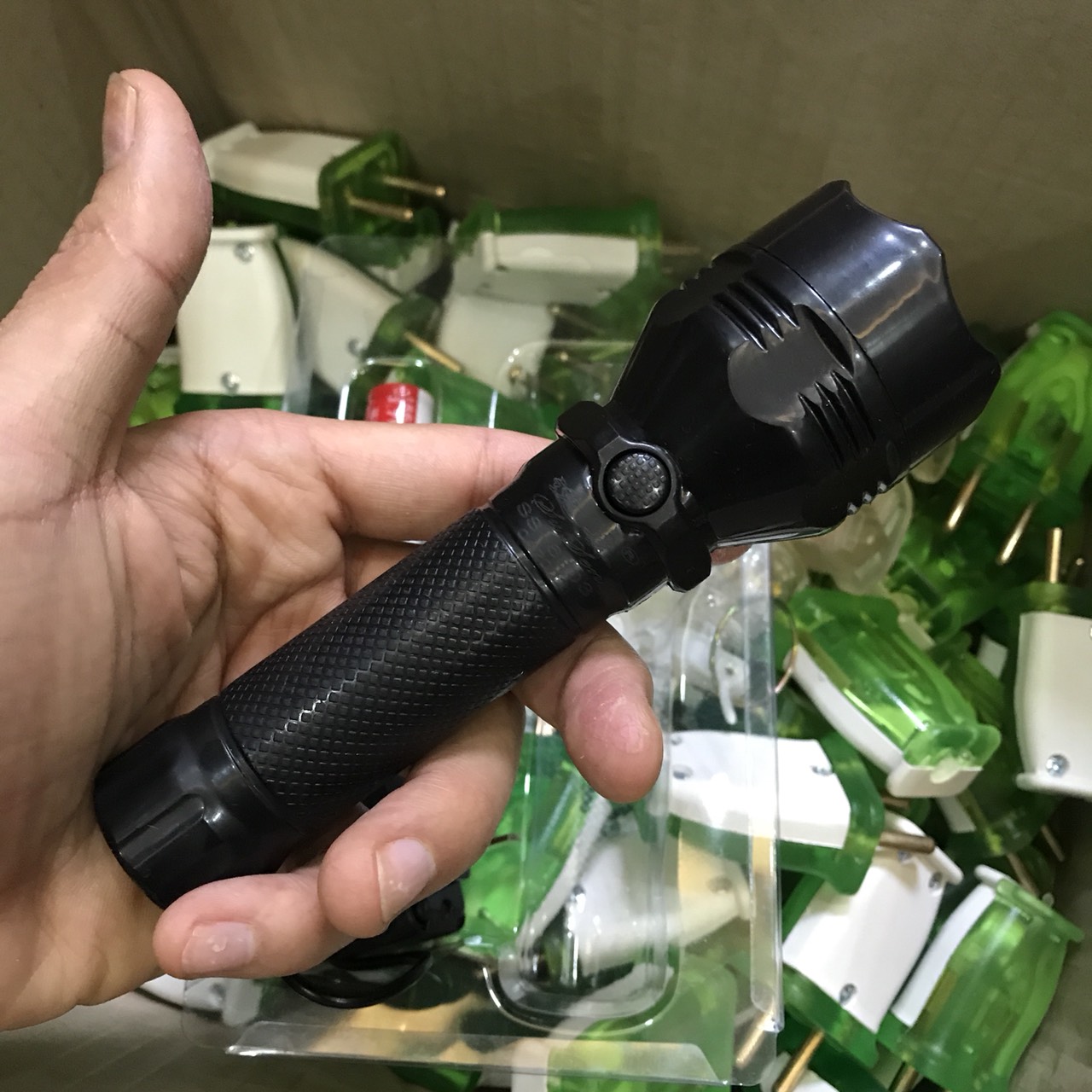 Đèn Pin Siêu Sáng Kèm pin và sạc