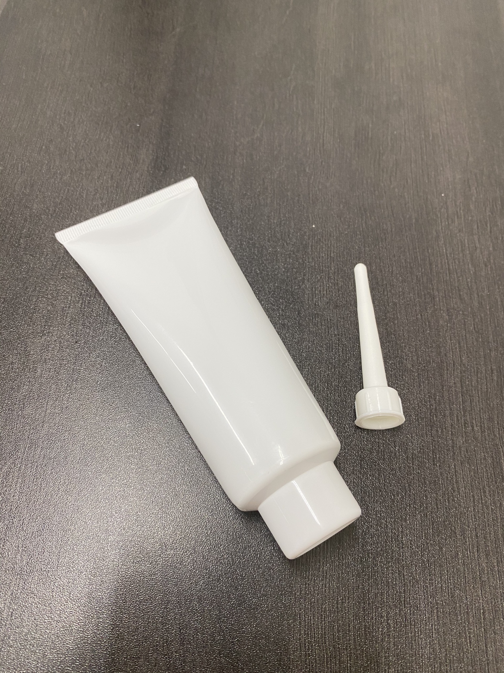 Tuýp nhựa nền trắng 120ml (Fi40) (Bộ nắp vặn và vòi)