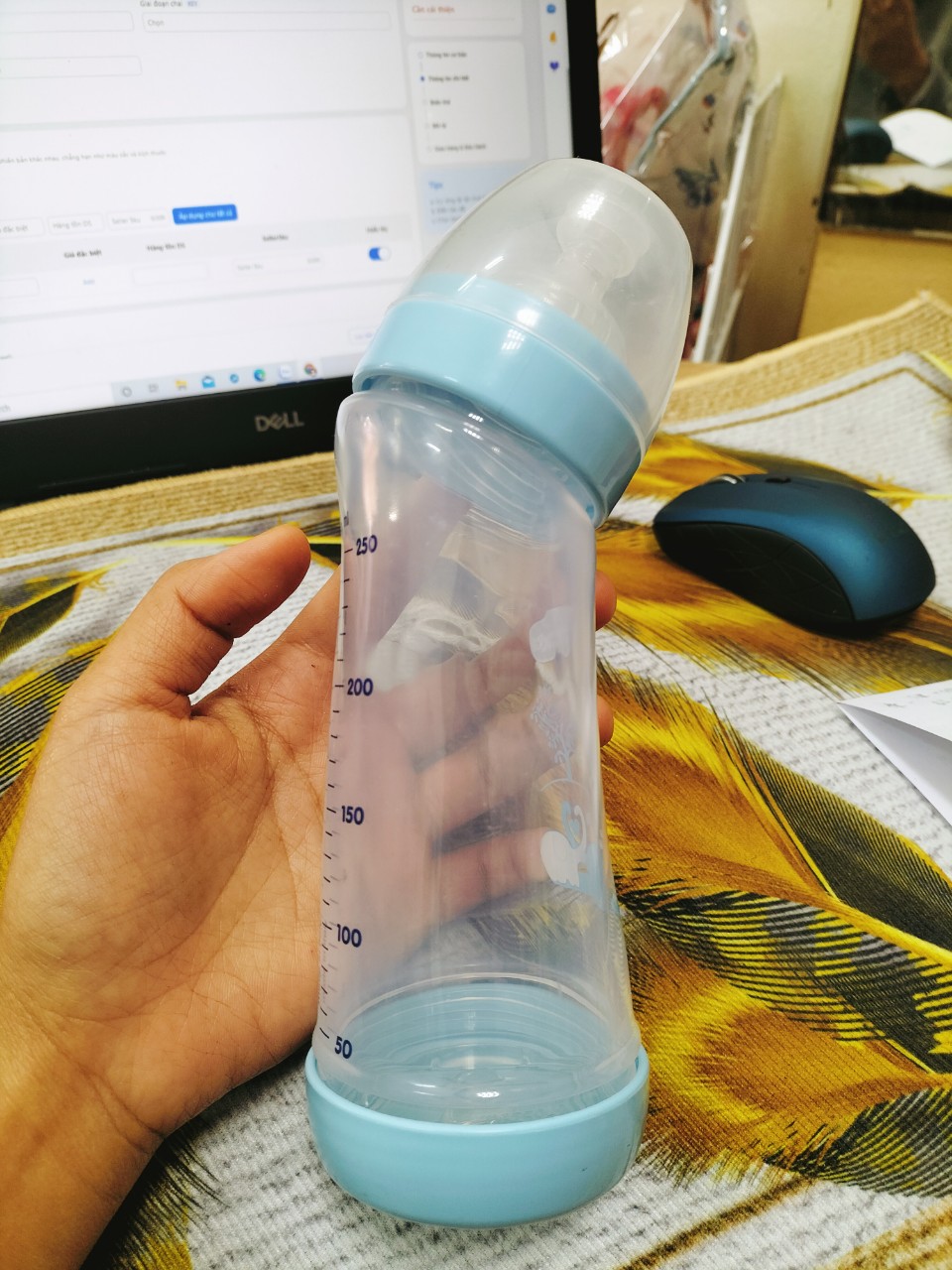 BÌNH SỮA CỔ NGHIÊNG NÚM SILICON 250ML