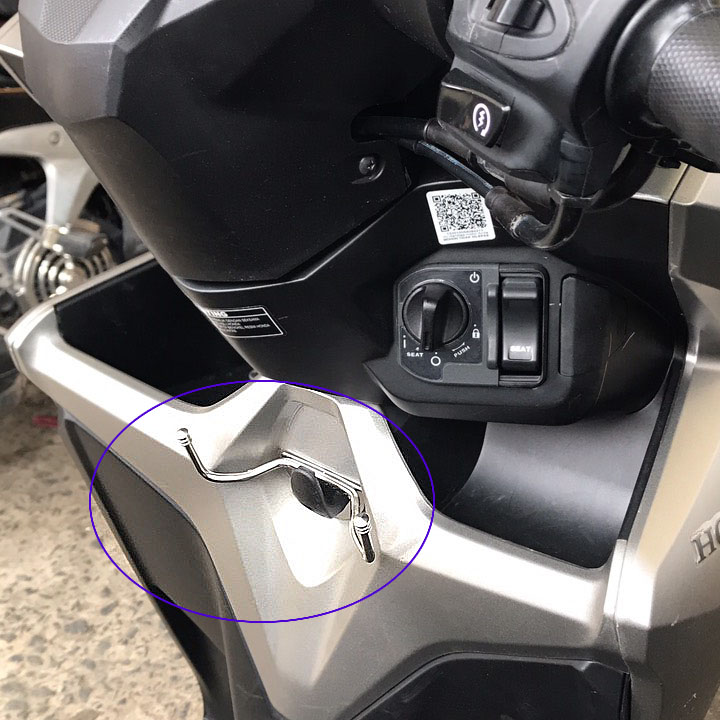 [HCM]MÓC TREO ĐỒ XE VARIO - XI TITAN