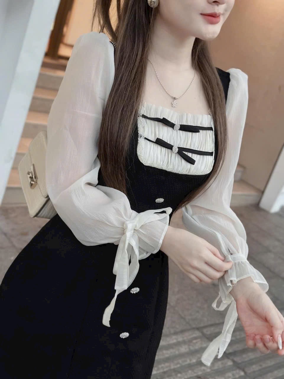 Đầm nhung phối nơ ngực