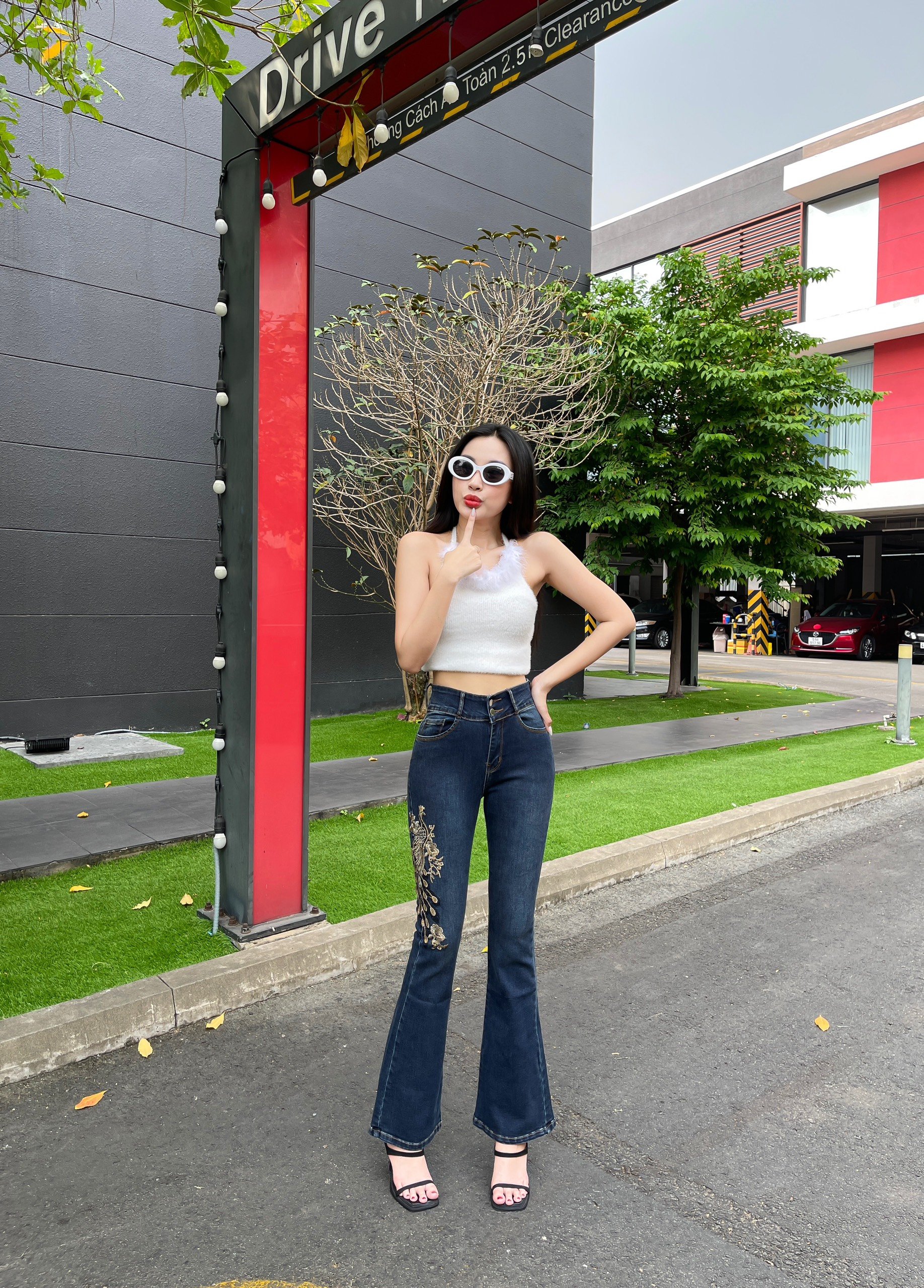 Quần Jeans Nữ Ống Loe Dài Thêu Tôn Dáng