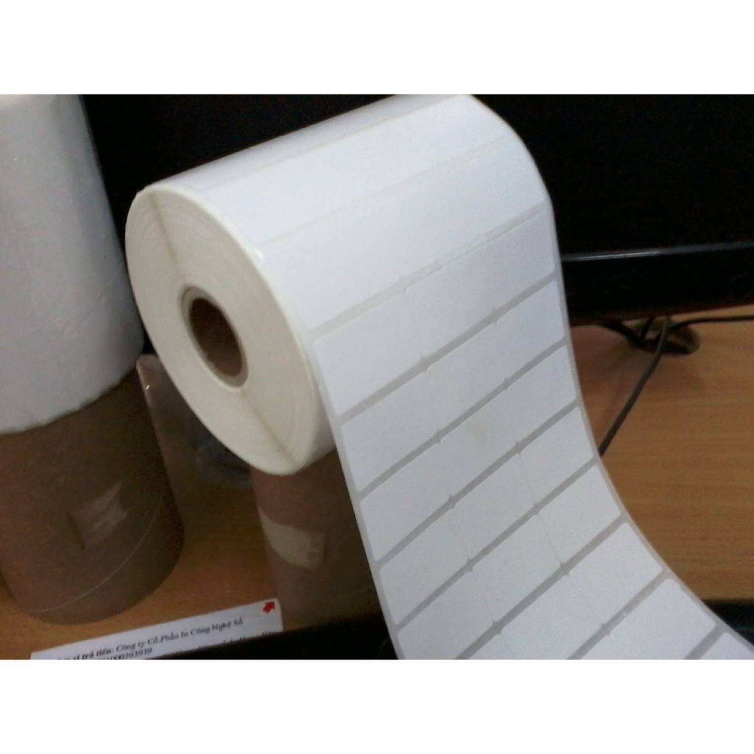 Giấy decal (35x22)mm x 50m tem chuẩn siêu thị 3 tem