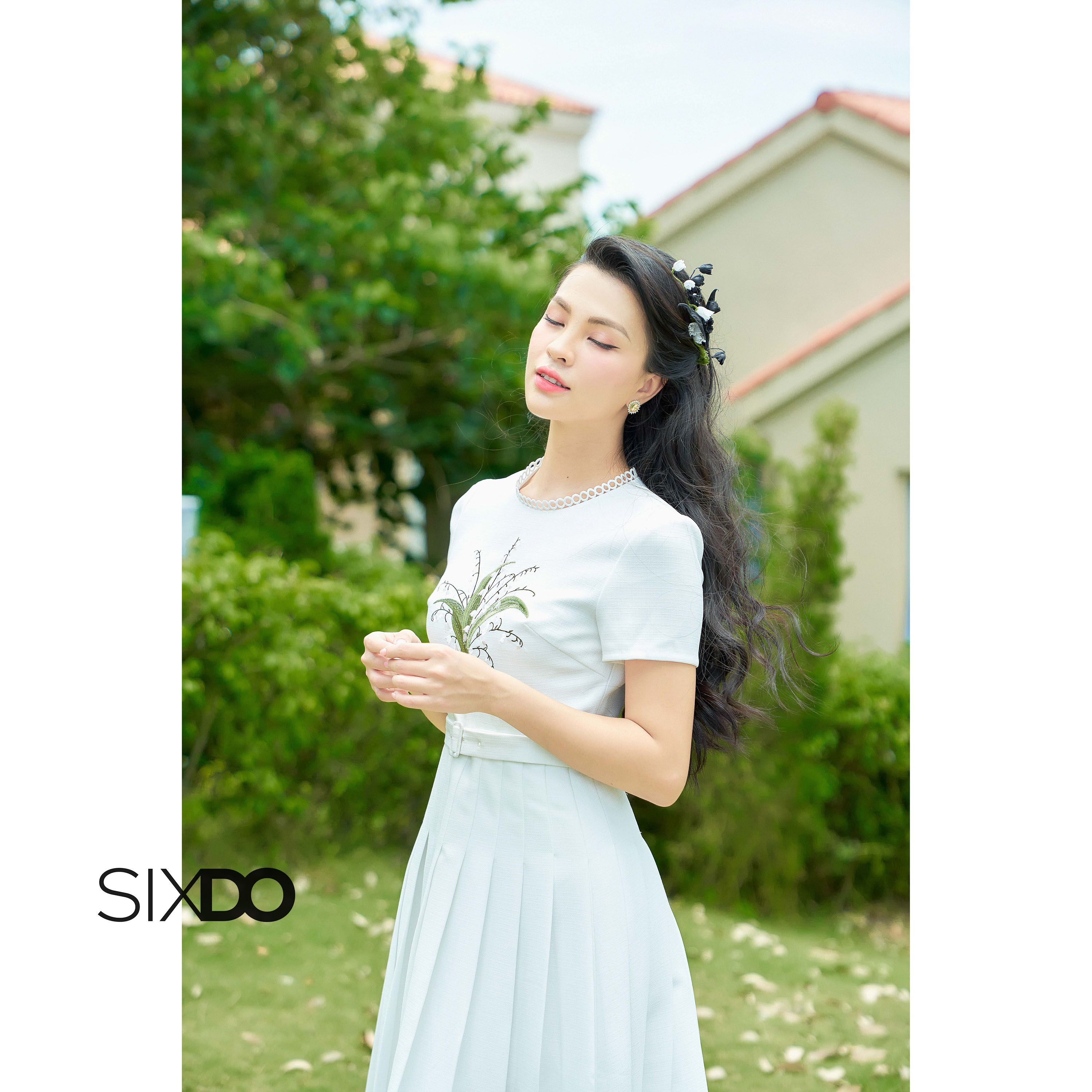 Đầm thô trắng xếp ly thêu hoa phối đai SIXDO (White Midi Raw Dress With Embroidered Flower)