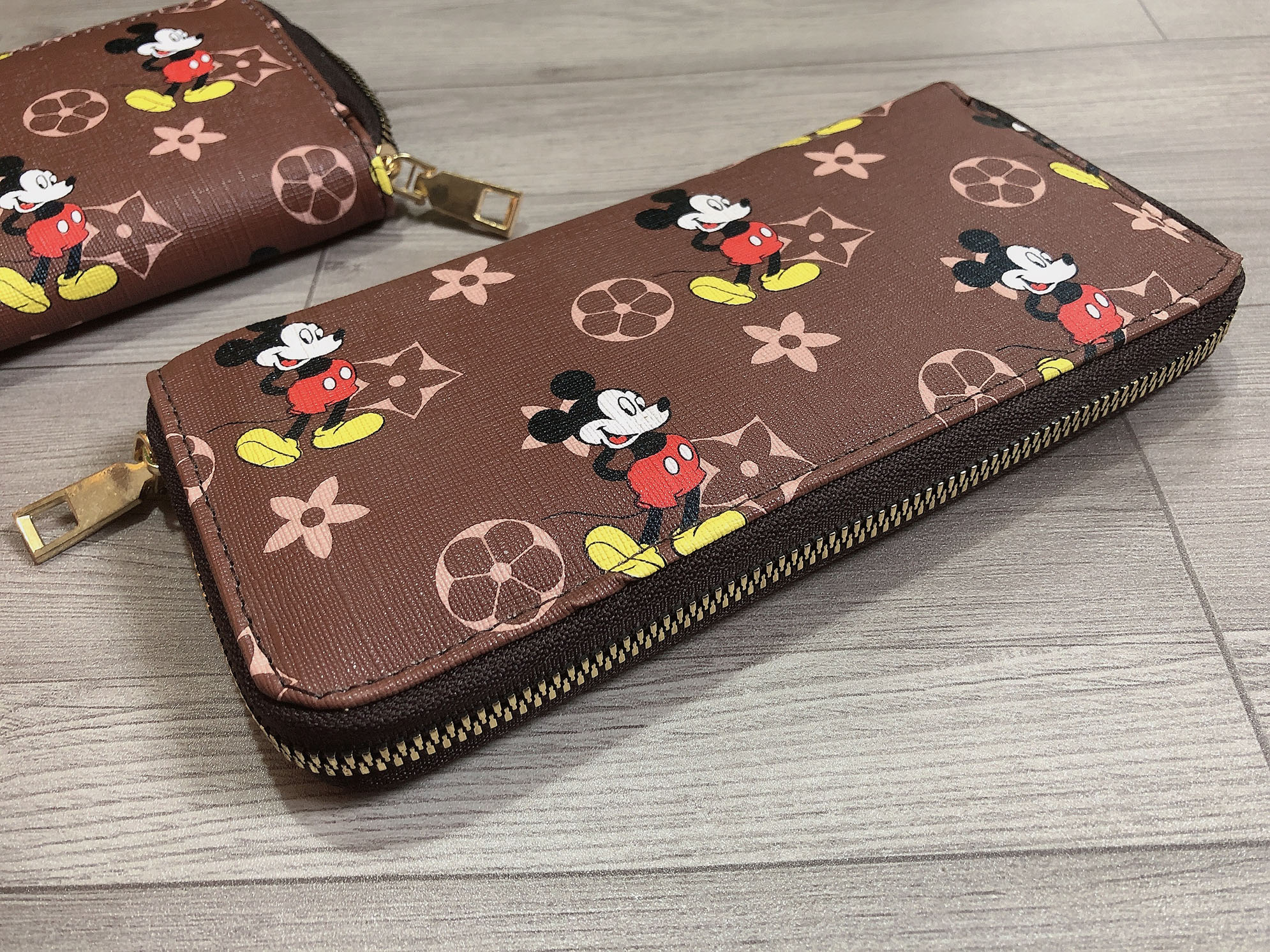 Ví Cầm Tay Da Mềm Mickey Mouse