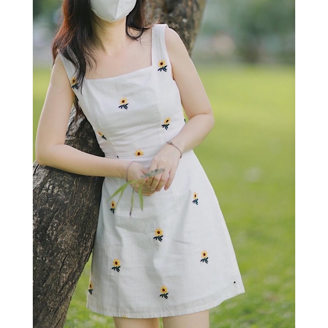 Đầm linen hoa cúc thêu Ruchan