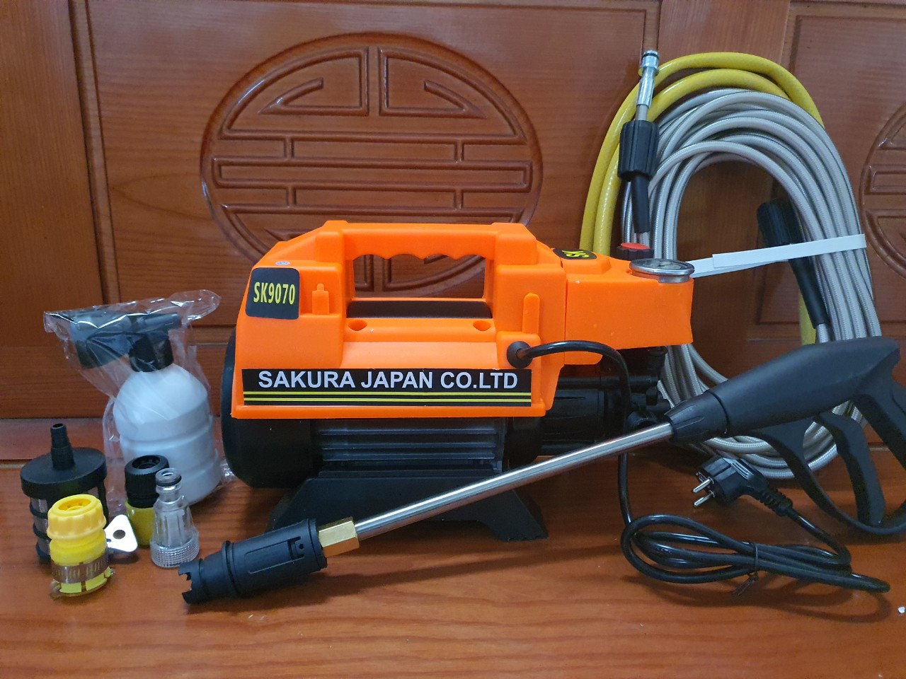 Máy rửa xe Sakura có chỉnh áp. 3500w áp lực cao, dây đồng 100%, dây 15M, tặng bình xịt xà phòng và cần nối súng, có video test