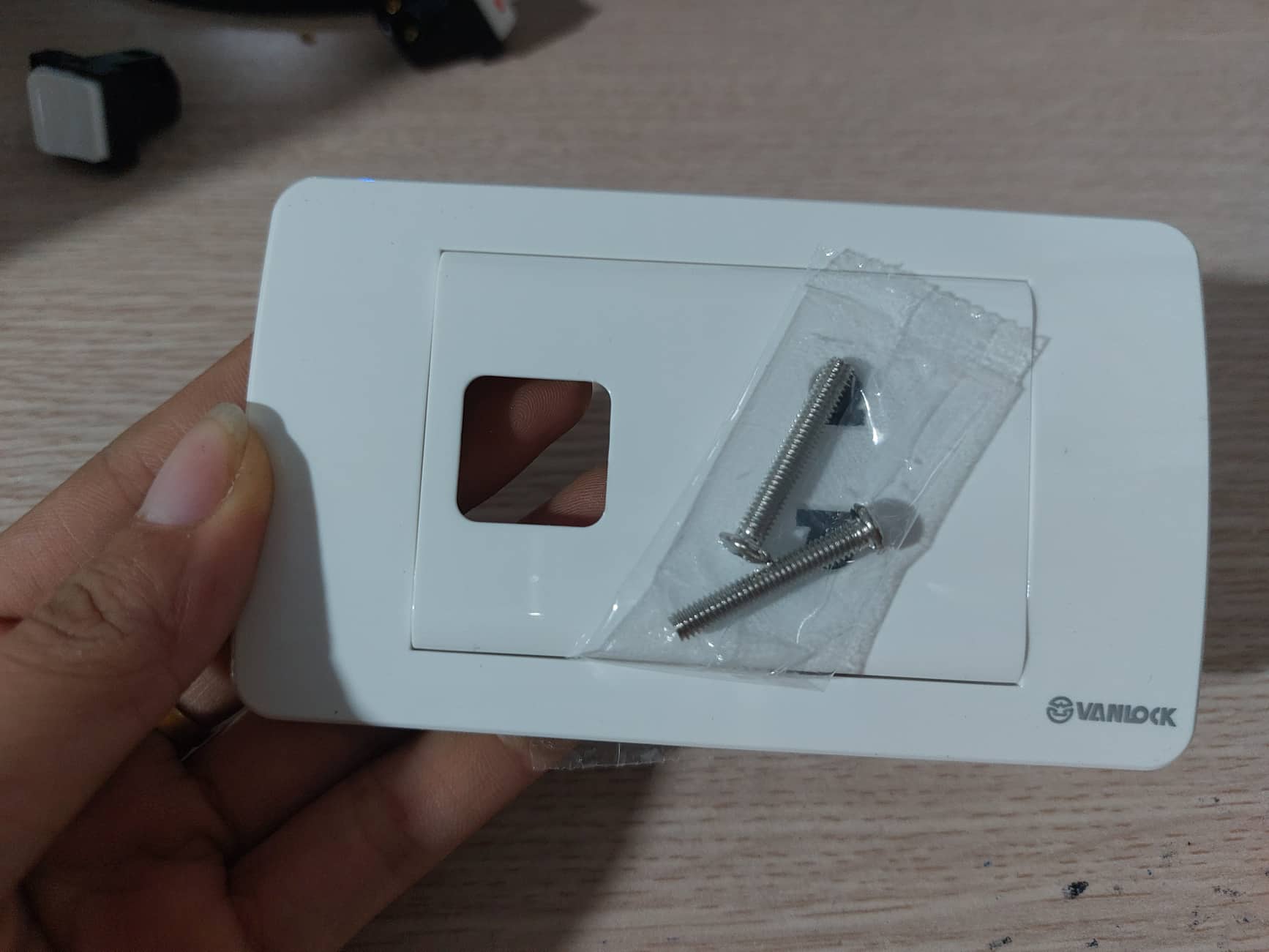 Mặt công tắc kèm ổ cắm SINO Vanlock S18