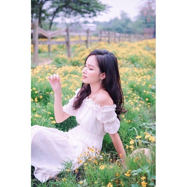 Đầm trắng cổ bèo trễ vai