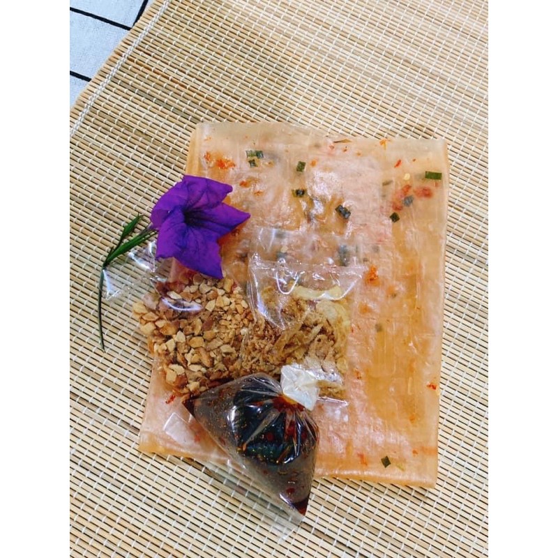 Bánh tráng dẻo tôm sốt me ( đậu phộng + hành phi )