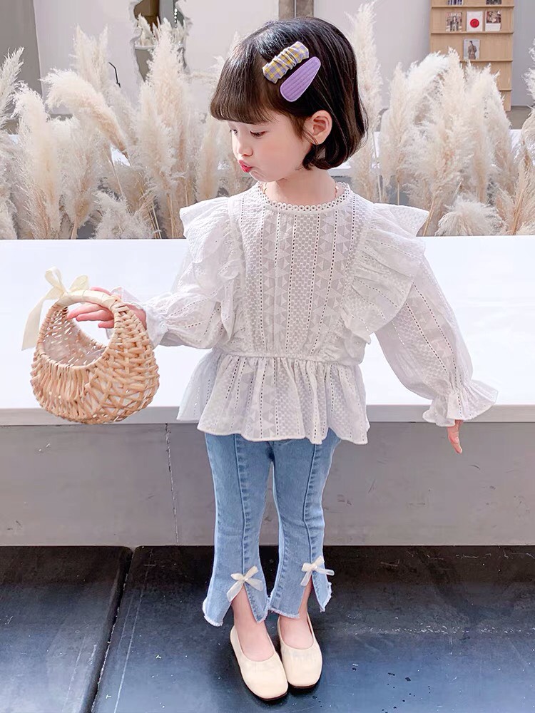 Quần bò loe ống xẻ nơ trắng cho bé điệu xinh
