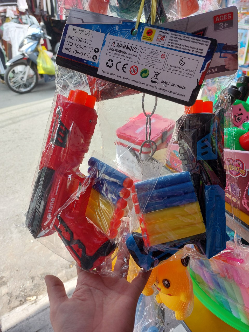 Súng bắn dính tường, đạn sốp cho bé