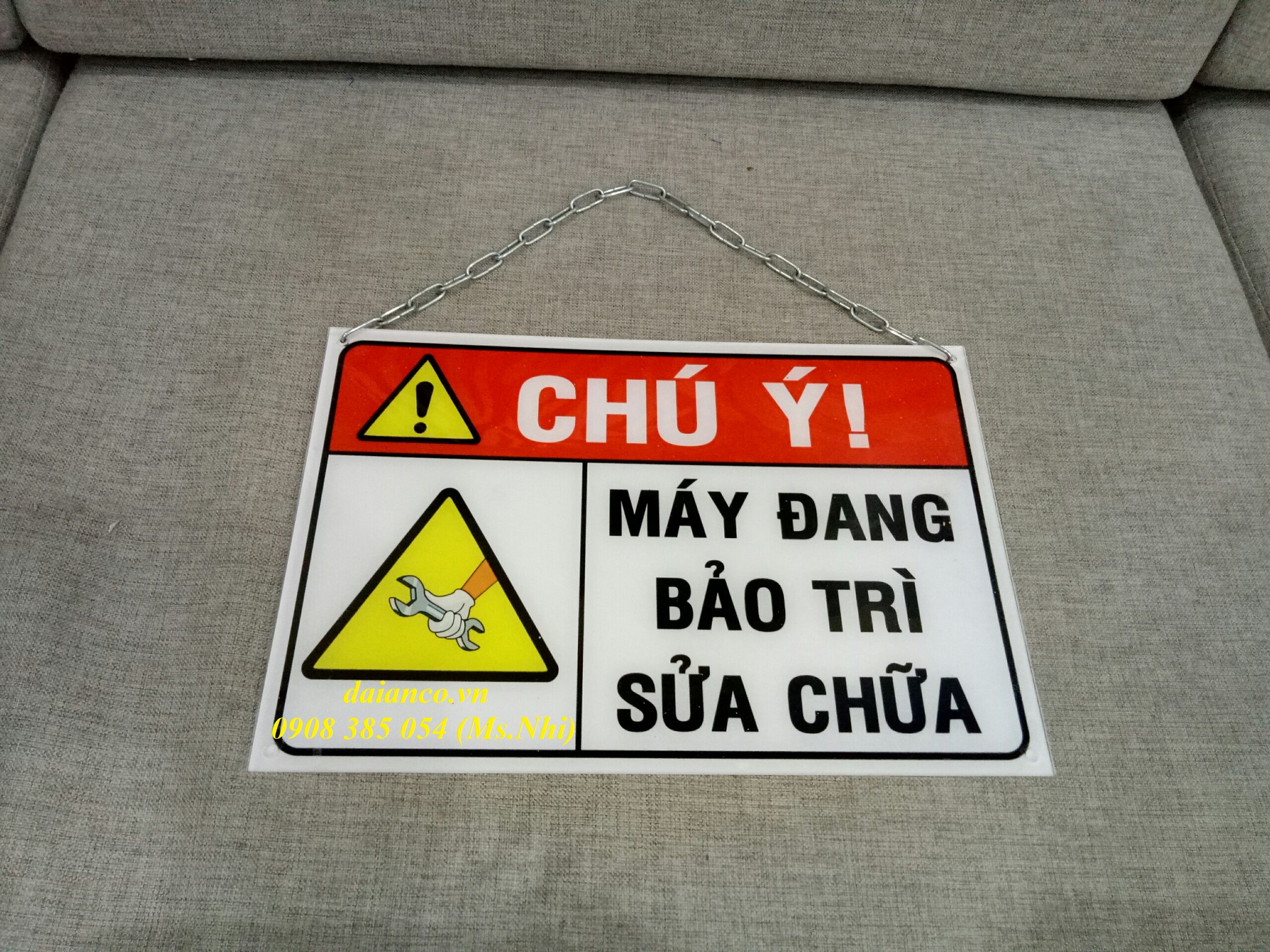 Bảng báo mica nội dung ''máy đang bảo trì sửa chữa'' có dây xích treo tiện lợi (20x30cm)-Hình thật