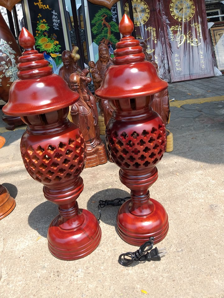 Pair of Wooden Xa Cu Wood Altar Lamps, 41cm High