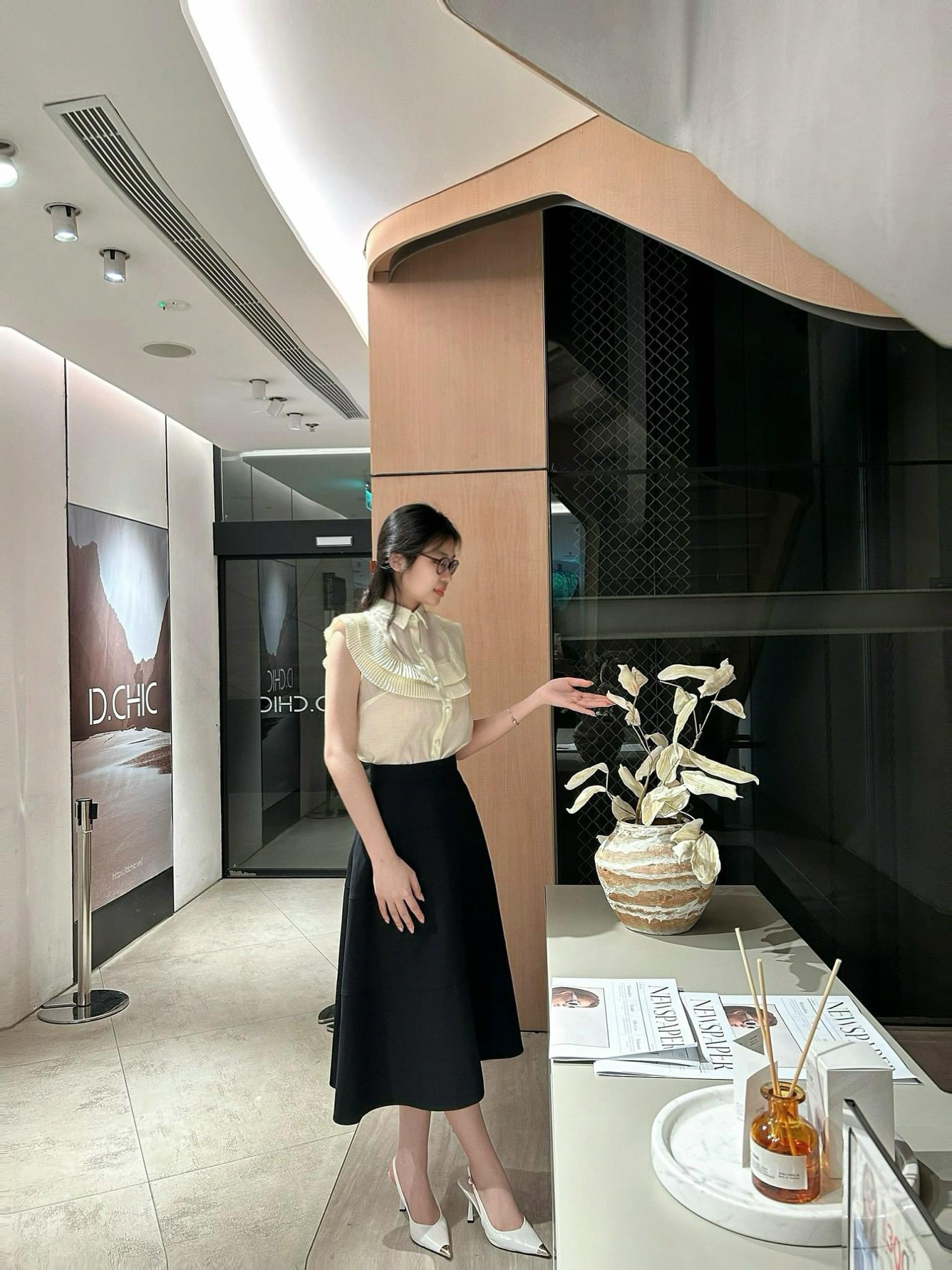 D.CHIC Áo sơ mi can diềm dập ly cổ phối màu MS: 1811934