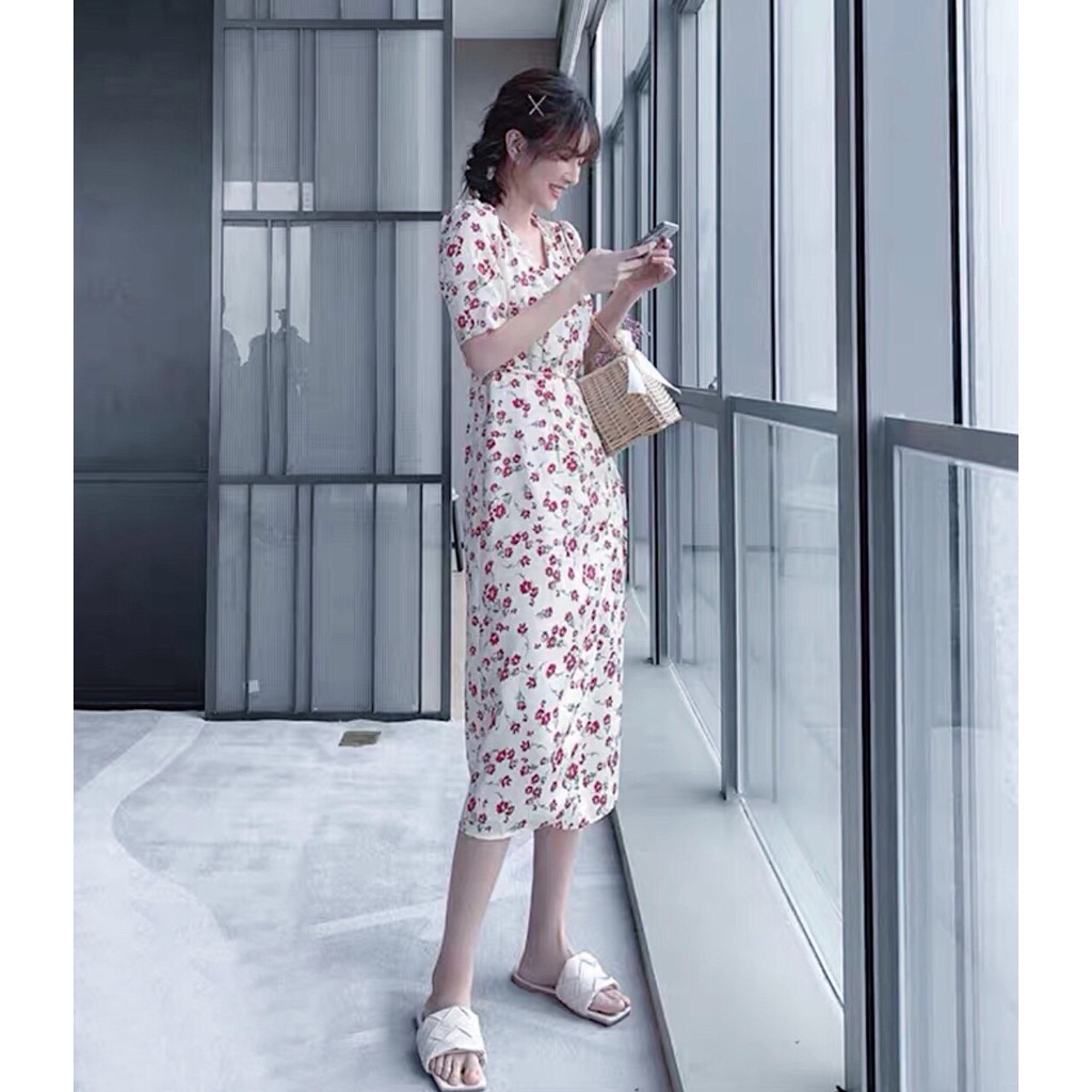 Đầm hoa đỏ xẻ tà