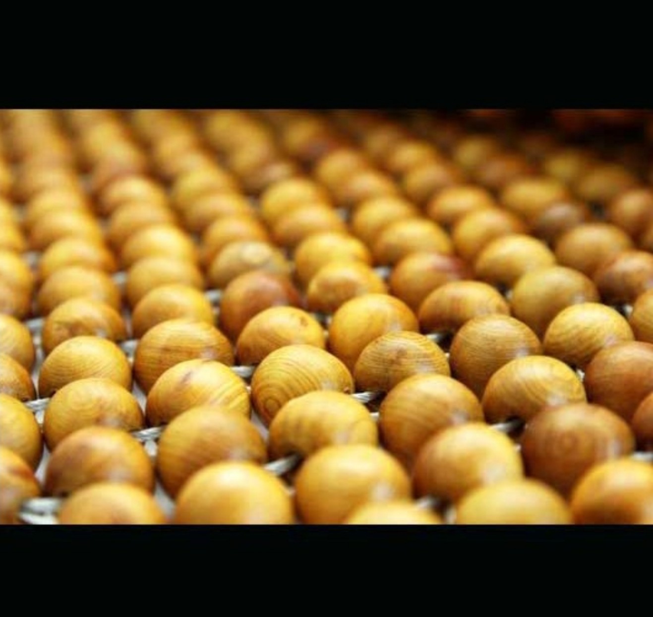 Lót ghế gỗ hạt thông hoa văn cao cấp