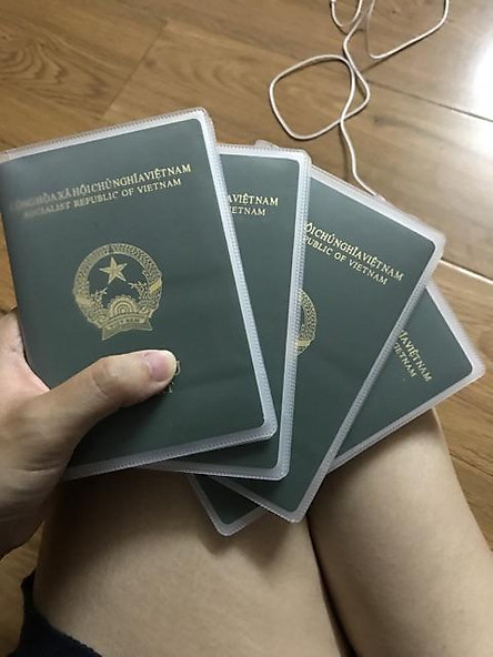 [HCM]Vỏ Bọc Hộ Chiếu Du Lịch Có Khe Nhét Thẻ Tiện Dụng (Loại Đục)