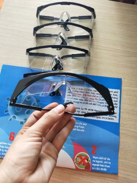 Sỉ Kính bảo hộ lao động bảo vệ mắt.