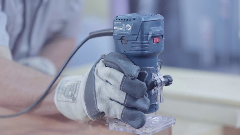 Máy phay gỗ cầm tay Bosch GKF 550