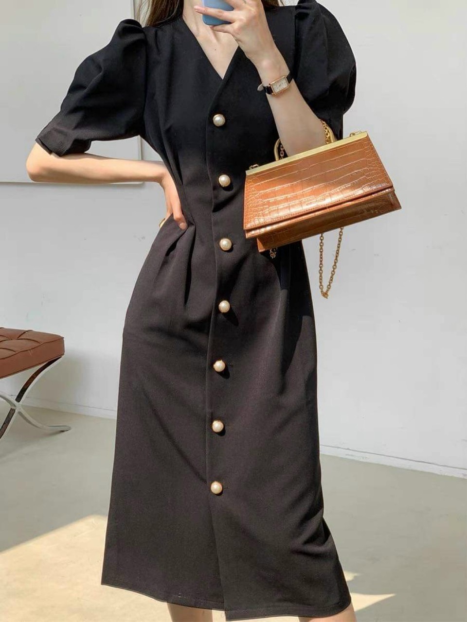 Đầm đen cổ V nút ngọc