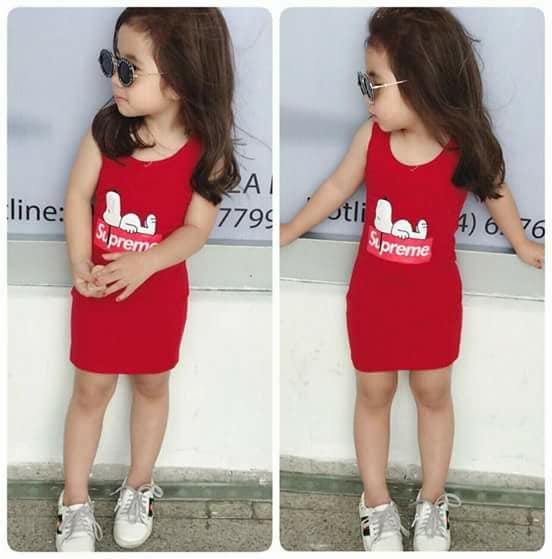 Đầm ôm sát nách bé gái