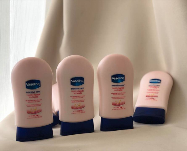 Kem dưỡng da tay và móng tay Vaseline Intensive Care 85g