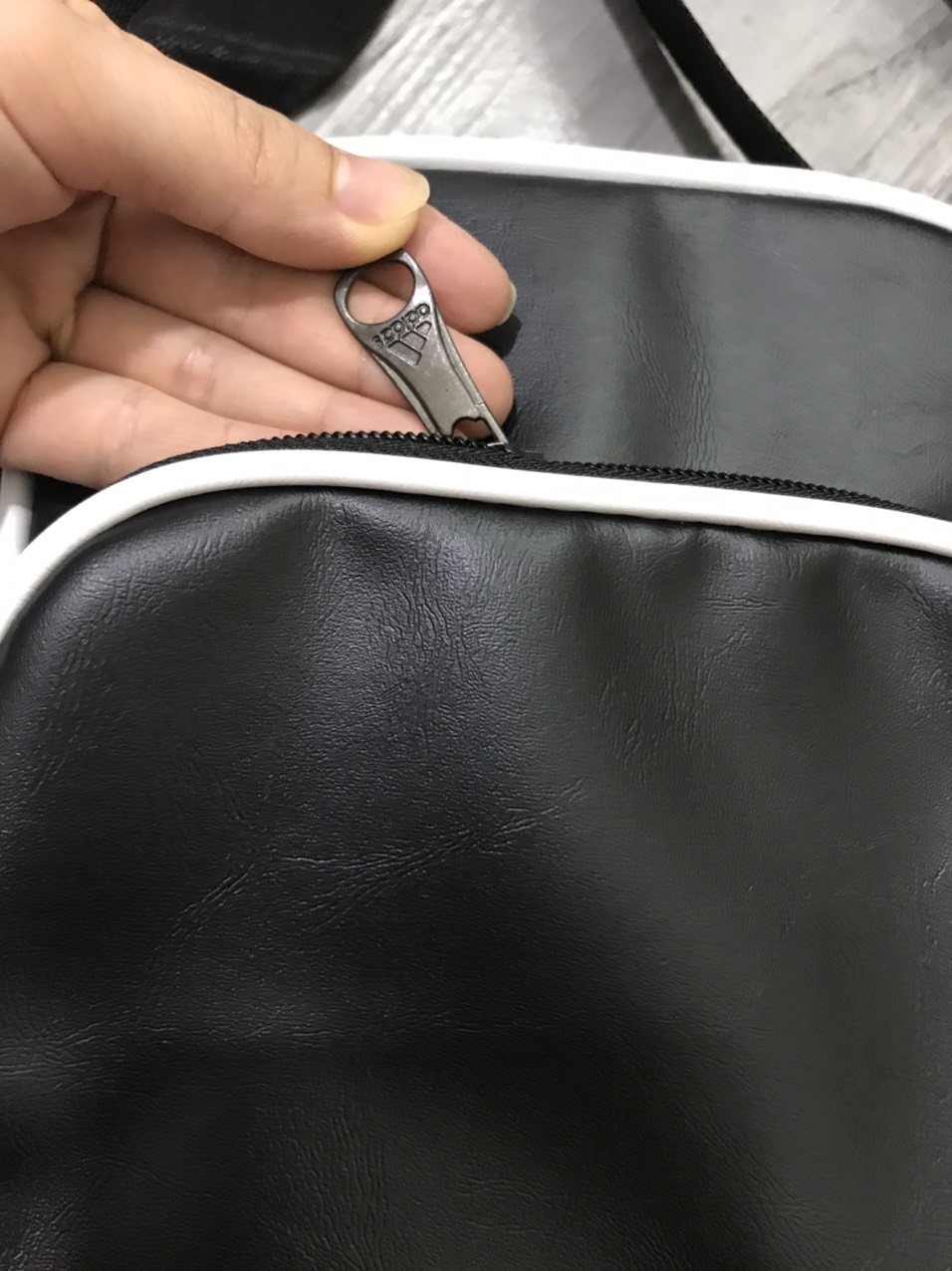 Túi đeo chéo Adidas DH1006