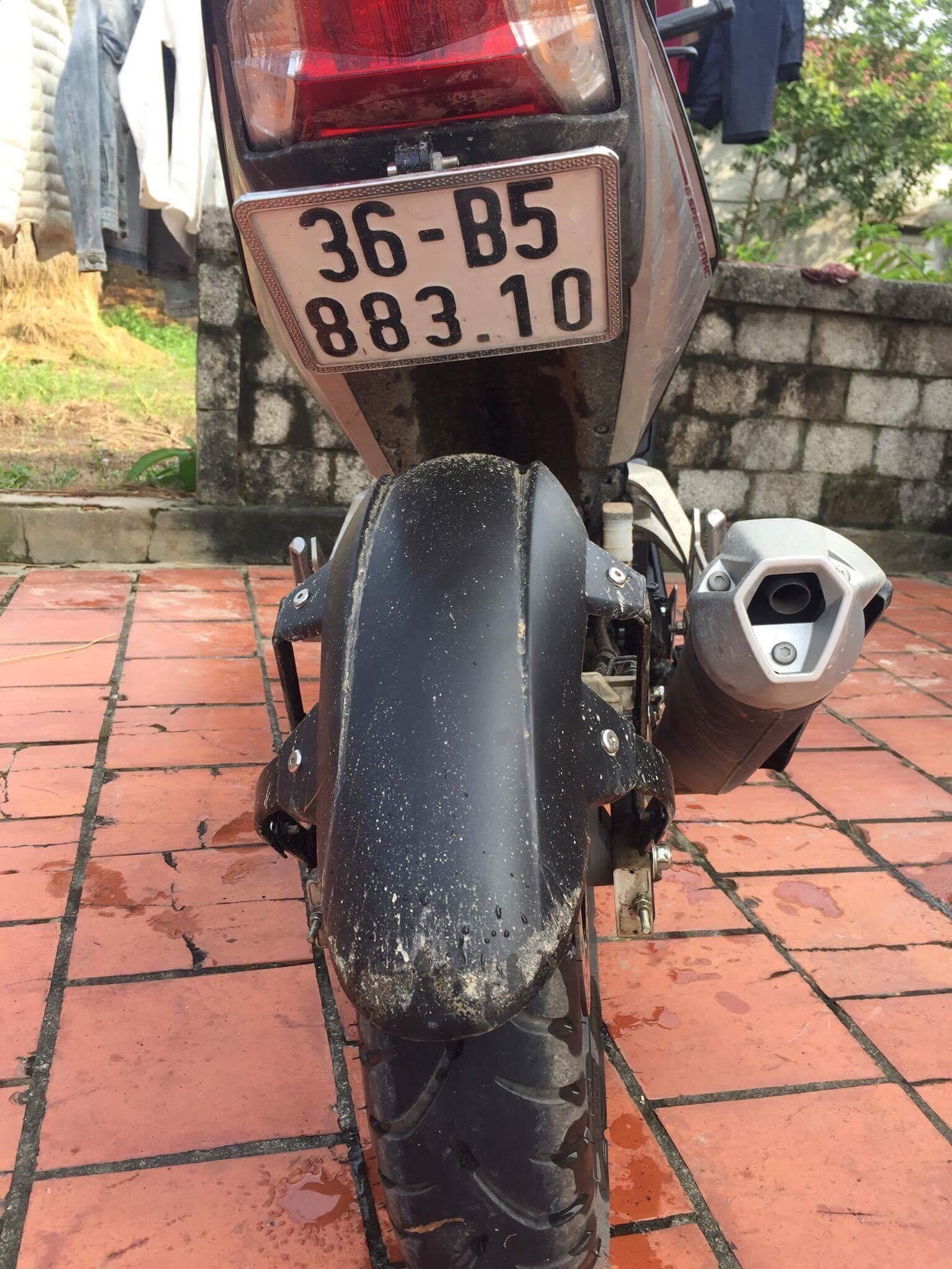 Dè chắn bùn sau 4 chân