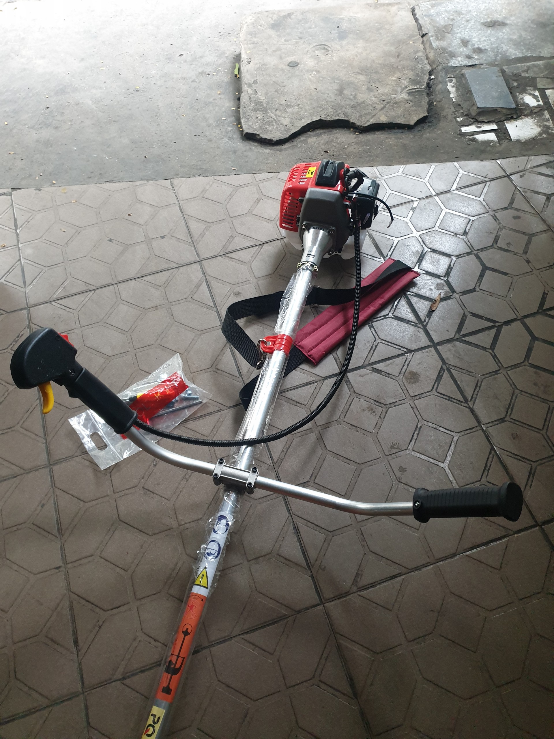 MÁY CẮT CỎ 2 THÌ 260, NÒNG 34LY. ĐỦ PHỤ KIỆN