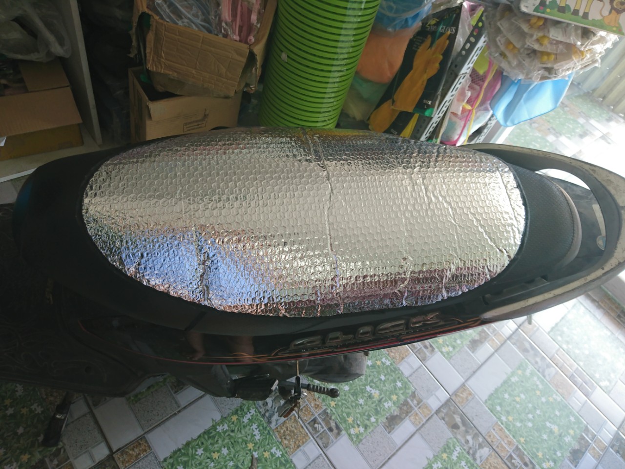 Miếng che nắng yên xe, tấm che phản quang, bạt phủ yên xe chống nóng, chống mưa, che bụi cho yên xe máy
