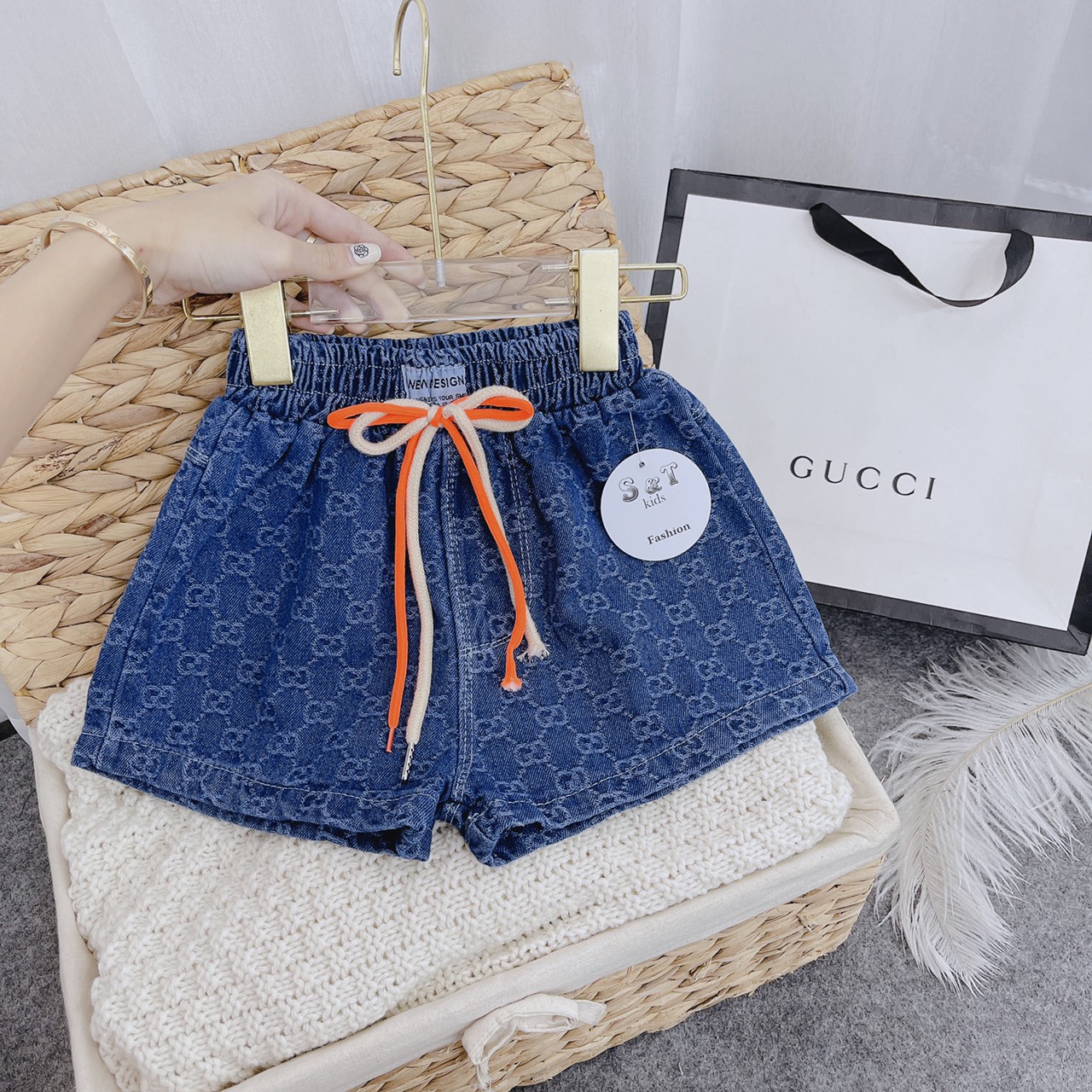 Size đại 18-30kg: quần sooc jeans mickey, guc ci cho bé gái - qsjbg