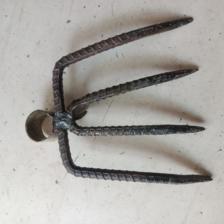 Bồ cào sắt 4 răng dài 20 cm không cán, phù hợp làm đất, cào lúa, cỏ, rơm