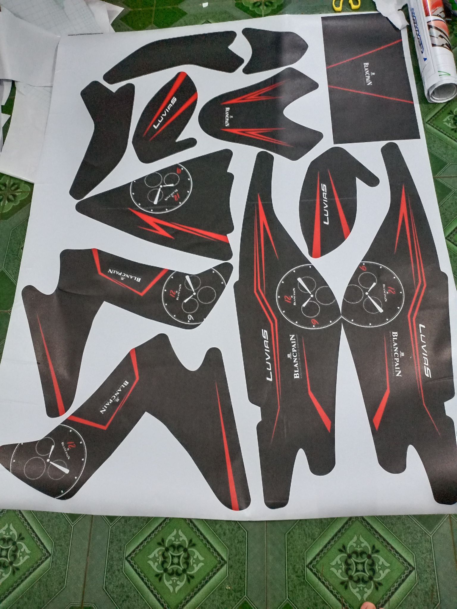 tem trùm  luvias đồng hồ đen chỉ đỏ